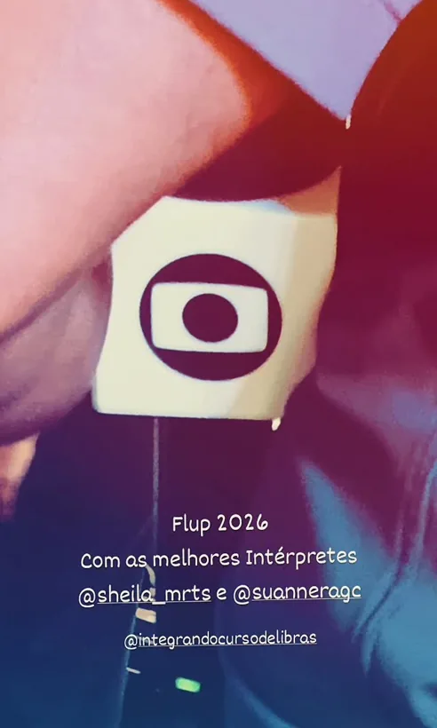 Capa do vídeo da FLUP 2026 com a equipe de intérpretes, ao lado de um microfone de TV