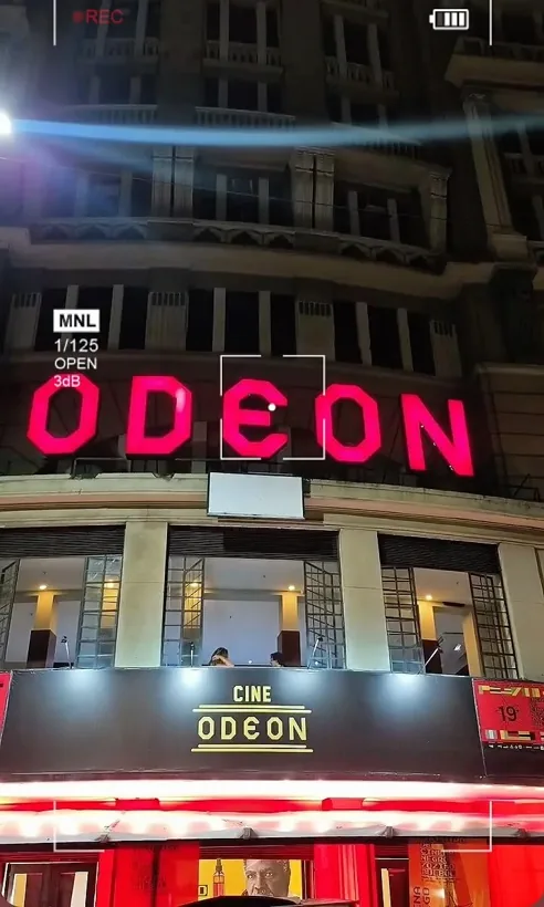 Fachada do Cine Odeon, no Rio, à noite, com o letreiro iluminado